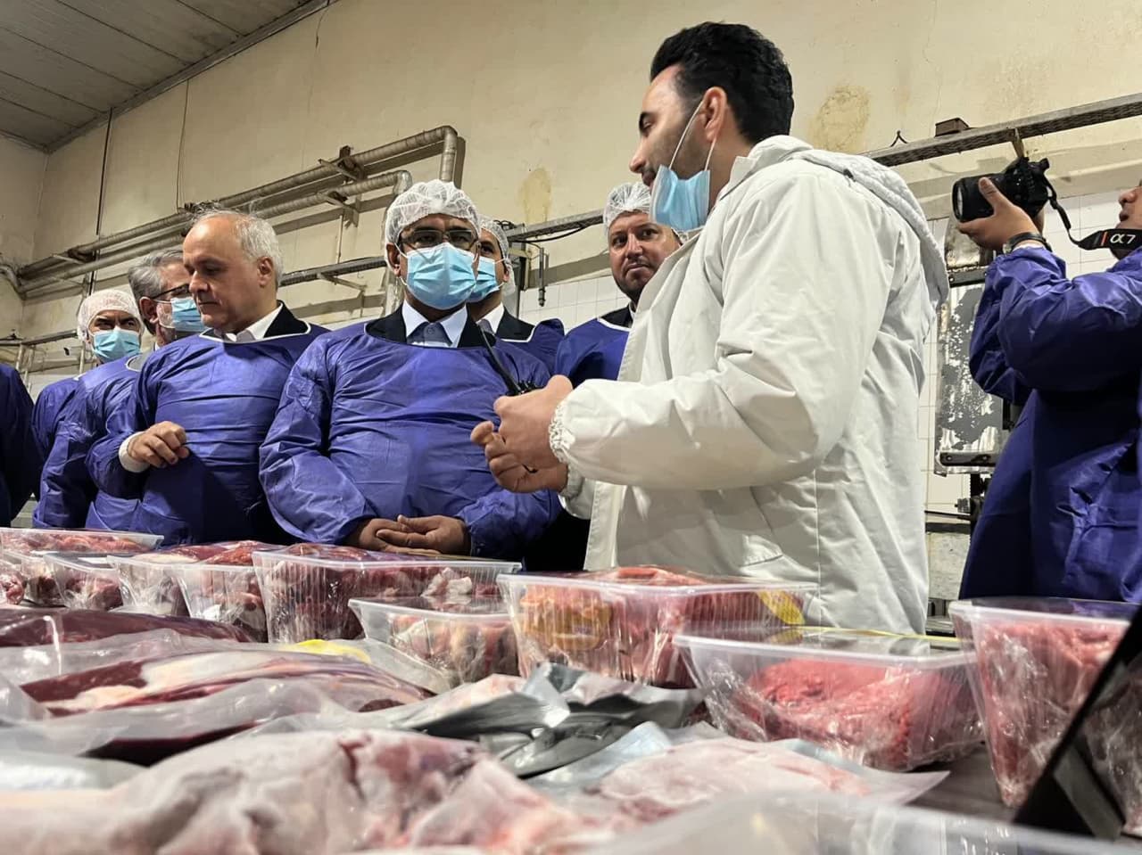 بازدید و بررسی میدانی استاندار خراسان رضوی از ظرفیت‌های تولیدی مؤسسه صنعتی گوشت مشهد و شرکت ژلاتین آریا 