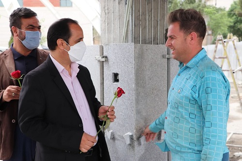 اهدای گل و تقدیر مدیرعامل از کارگران پروژه های عمرانی سازمان همیاری  