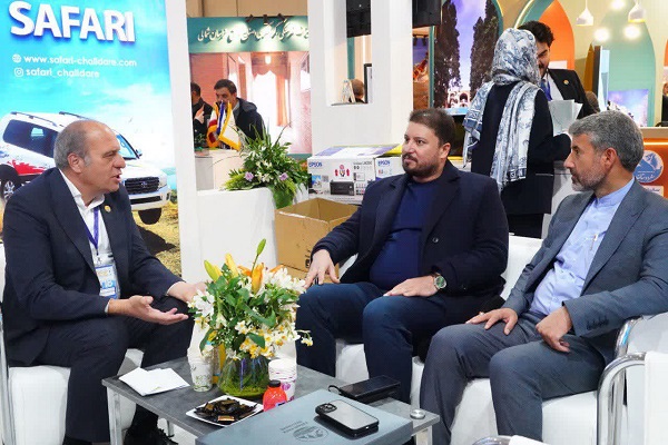بازدید نماینده استاندار خراسان رضوی از غرفه‌های استان در نمایشگاه گردشگری تهران