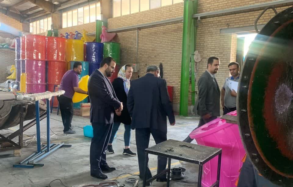بازدید معاون برنامه‌ریزی و بازرگانی شرکت همیار زیست‌گستر پردیسان از کارخانه لوازم بازی «آذر پدید سمنان»