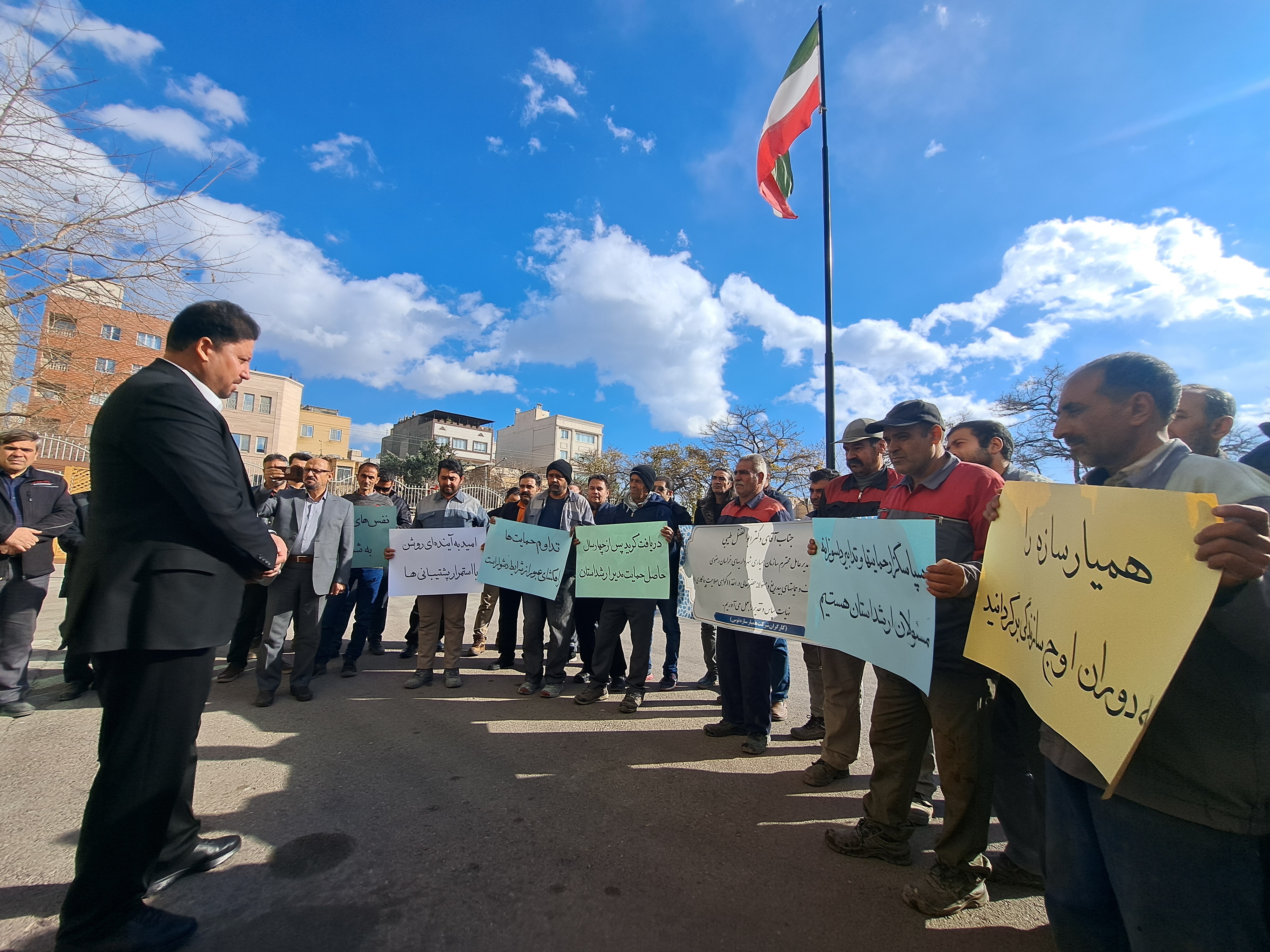 قدردانی جمعی از کارگران و مدیران همیارسازه توس از مدیرعامل سازمان همیاری برای اخذ گواهینامه صلاحیت پیمانکاری