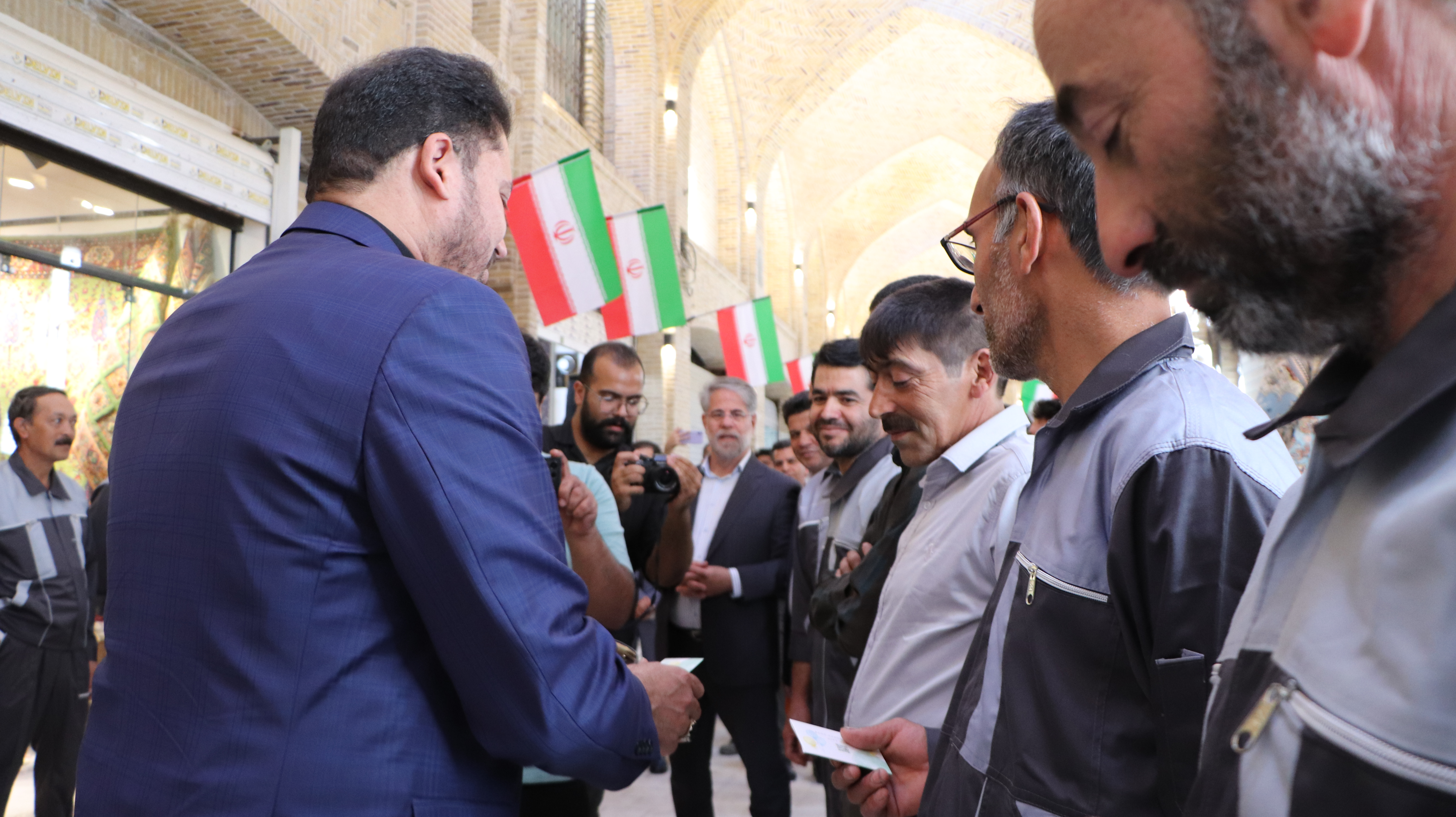 تجلیل مدیرعامل سازمان همیاری از کارگران پروژه عمرانی بازار فرش مشهد